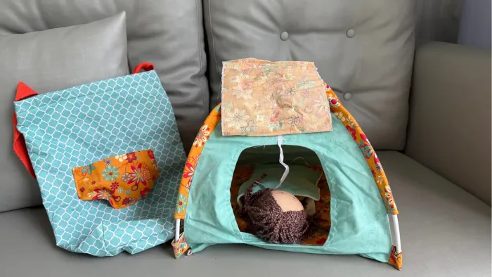 Boneca com bolsa e cabaninha 
