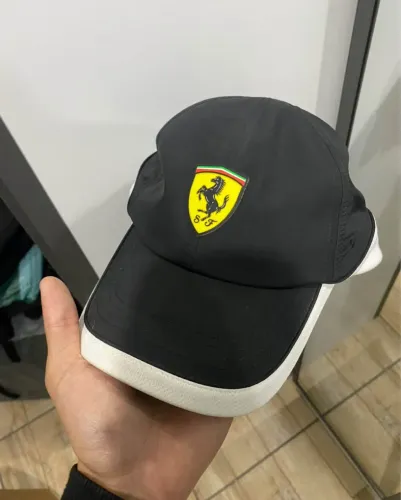 Boné da Ferrari relíquia