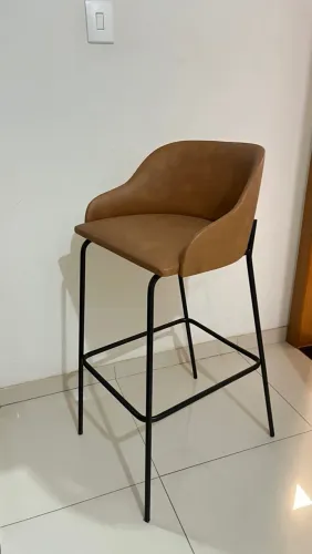 Banqueta em couro caramelo