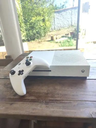 Xbox One S em ótimo estado com 1 controle