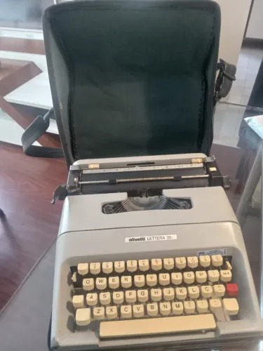Máquina de Escrever Olivetti Lettera 35 com capa
