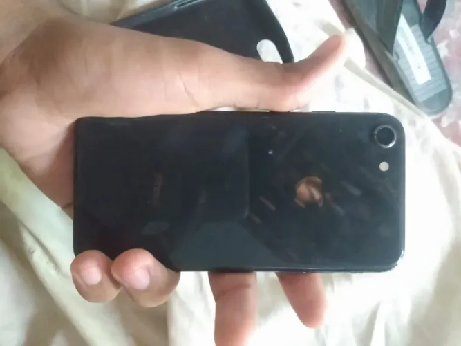 Vendo iPhone 8 64 giga todo bom apenas trincos na tela e não tá pegando chip