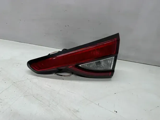 Lanterna Tampa Lado Direito Fiat Argo Direito/passageiro Vermelho