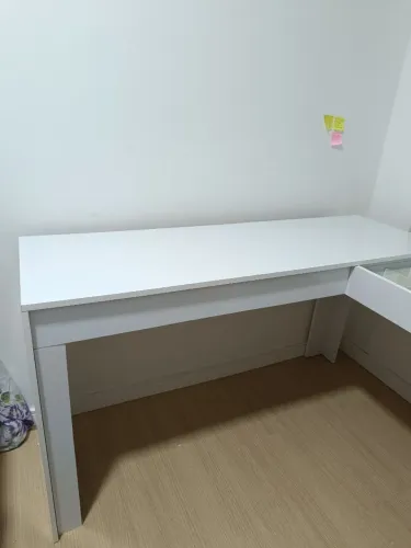 Mesa de estudo e penteadeira em L