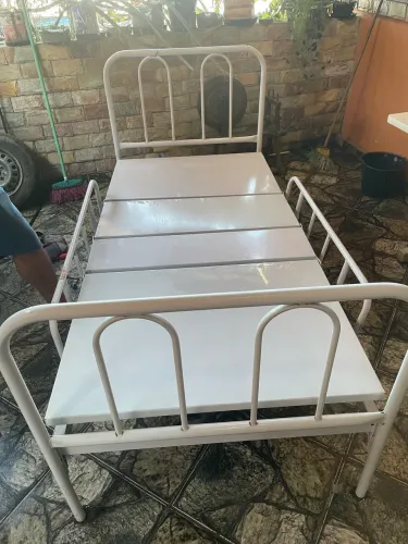 Cama hospitalar /Sem colchão