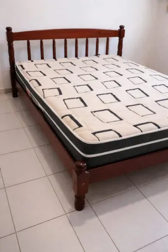 VENDO CAMA DE CASAL DE MADEIRA COM COLCHÃO DE MOLAS