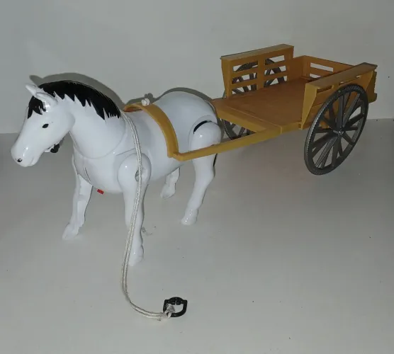 BONECO CAVALO CAVALINHO BRANCO COM CARROÇA CARROCINHA ANDA COM PILHAS