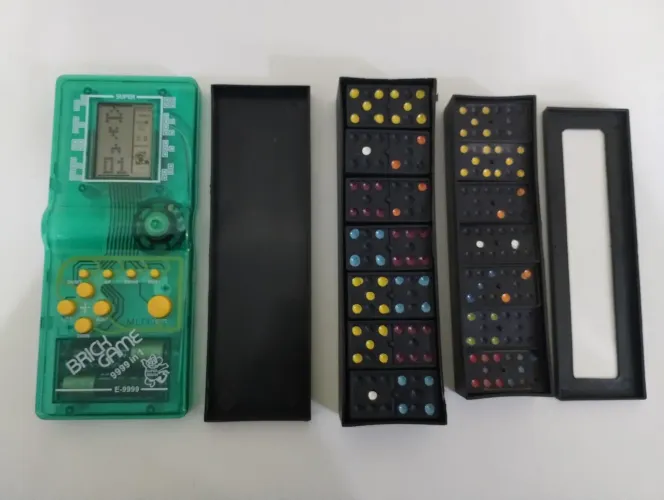 Kit Mini Vídeo Game Antigo, Funcionando + Dois jogos de Dominó