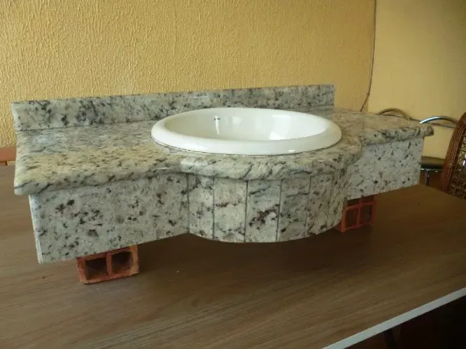 pia de banheiro com pedra