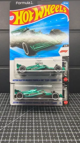 Lote 2 Hot Wheels Aston Martin Aramco F1 2026 - Lacrados