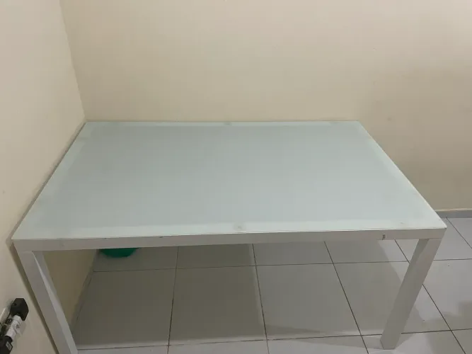 Mesa de vidro leitoso com pés em alumínio branco - Moderna e Conservada
