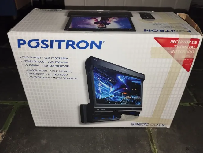 Som com tela LCD retrátil (no estado)