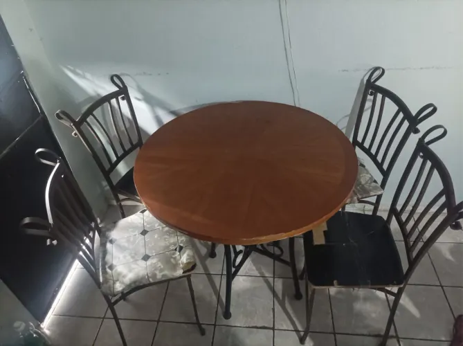 Mesa com 4 cadeiras