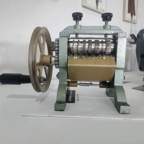 Máquina de  dobrar fitas, ideal para quem trabalha com cintos, bolsas e sandálias. 