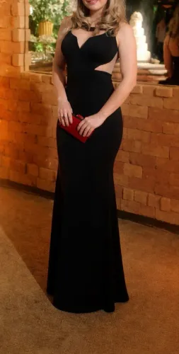 Vestido preto com detalhe em tule - uma pequena avaria no tule atrás