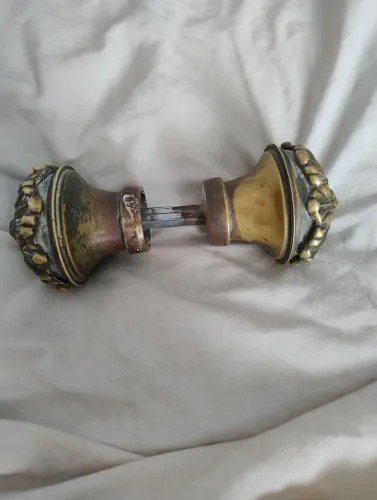 Maçaneta para porta em bronze antiga . Antiguidade 