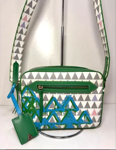 BOLSA TRIANGULO SCHUTZ LILLI ED.ESPECIAL