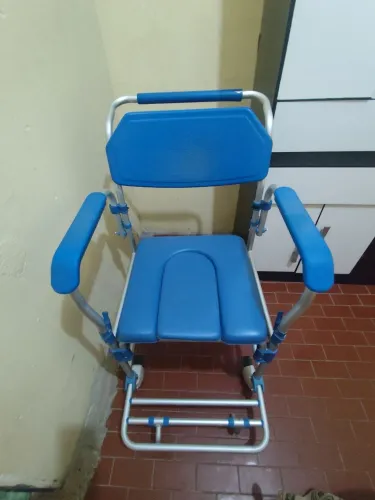 Vende-se cama hospital e cadeira de banho