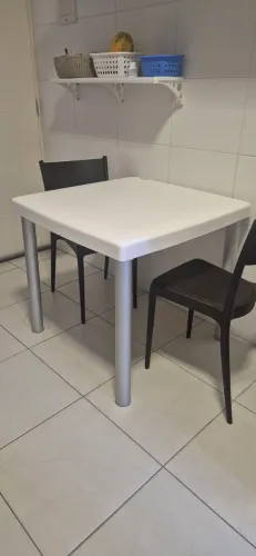 Mesa tramont. desmontável e cadeiras empilháveis