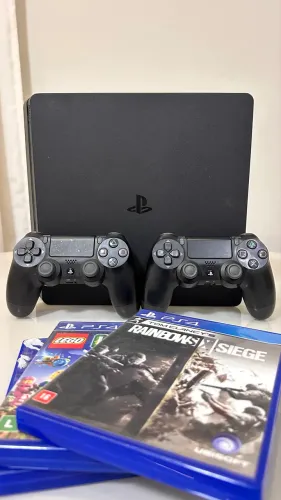 PS4 SLIM 1 TERA + 2 CONTROLES 