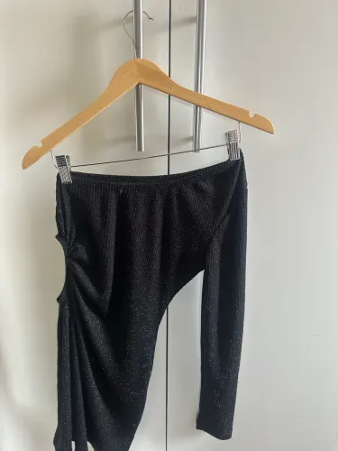 Vestido preto com brilho abeto do lado uma manga P
