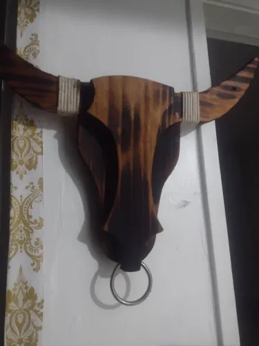 Decoração de parede em madeira rústica com formato de cabeça de gado. Ideal p/ dar toque..