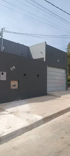 Casa a venda no bairro dona Heloína, aceita carro ou gado como parte do pagamento.