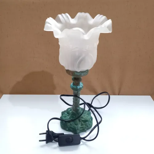 Abajur de bronze com cúpula de vidro em forma de flor. Funcionando normalmente.