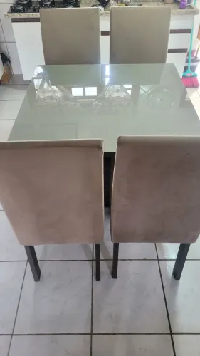 Mesa com 4 cadeiras
