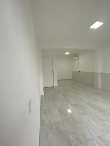 SALA COMERCIAL PREMIUM EM PALHOÇA - PRONTA PARA SEU NEGÓCIO