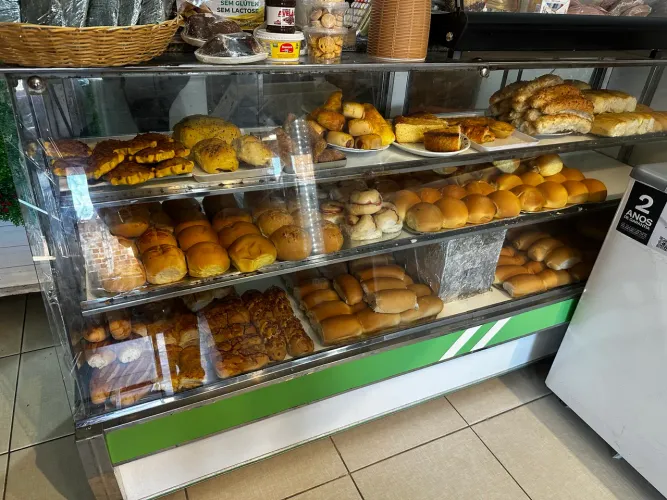 BALCÃO PARA PÃO COM PEDRA E VIDROS