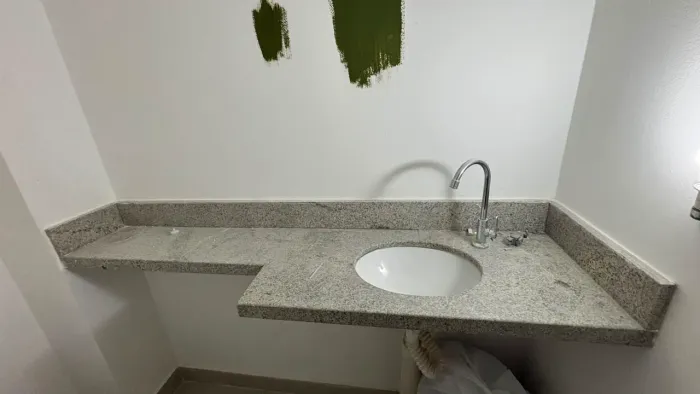 Pia de Banheiro em Granito com Cuba e Torneira