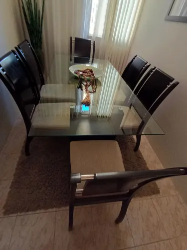 VENDO MESA COM SEIS CADEIRAS E CONSOLE