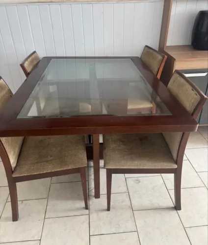 vendo mesa com cadeira