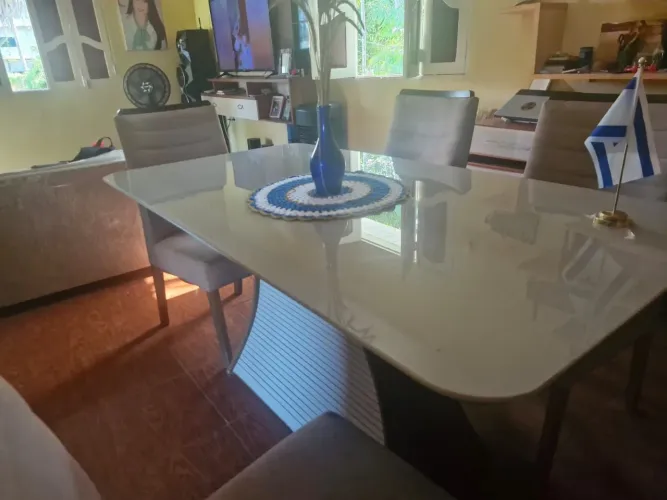 Vende-se uma mesa com 4 cadeiras! Semi-nova com bom estado de conservação.
