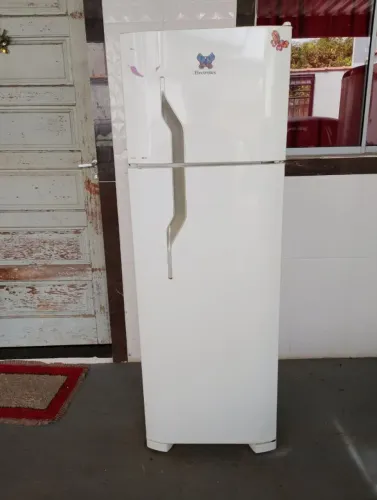 Geladeira Electrolux 320 lts muito conservada 90 dias de garantia