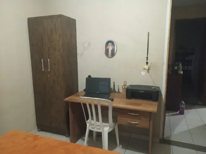 Escrivaninha e cadeira de rodinhas giratória