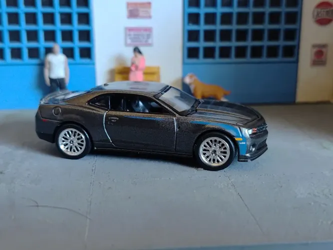 Miniatura Camaro auto world 1/64