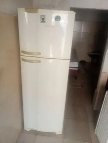 Uma geladeira em bom estado mais está parada
