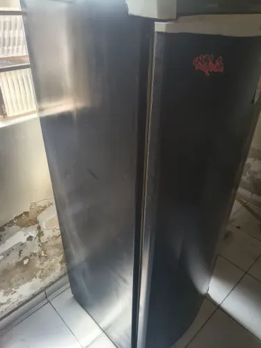 Geladeira usada funcionando. 450 reais