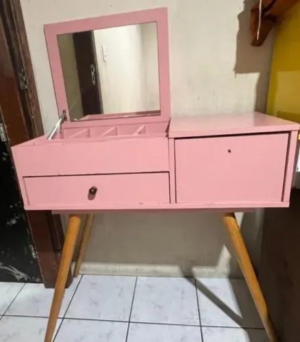 Penteadeira Retrô Rosa Pés Palito com Espelho Embutido + Cadeira Estofada