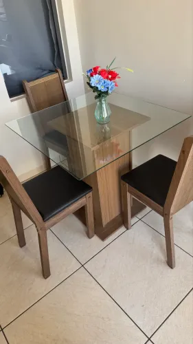 Mesa Moderna com Vidro e 4 Cadeiras