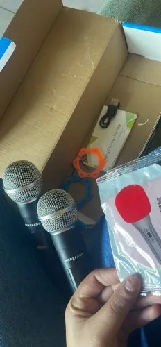 Vende-se usado apenas uma vez,ótimo pra quem gosta de cantar