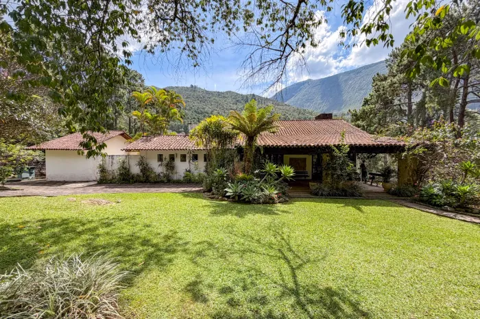 Casa com 4 quartos em condomínio em Araras, Petrópolis.