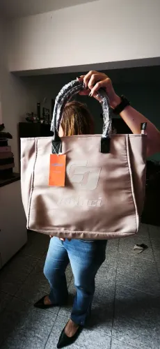 Bolsa feminina de muita qualidade nunca usada 