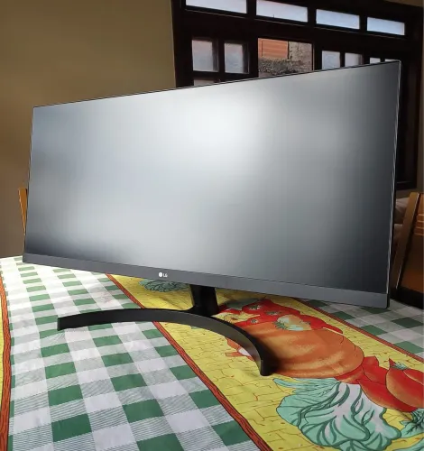 Monitor ultrawide 29 LG com Suporte articulado