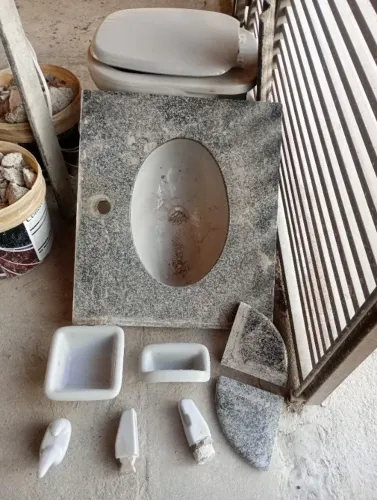 Pia de pedra granito e vaso sanitário hidráulico 