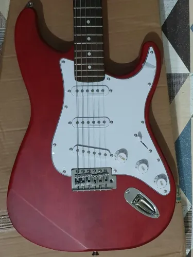 Guitarra NEWEN zerada e na caixa