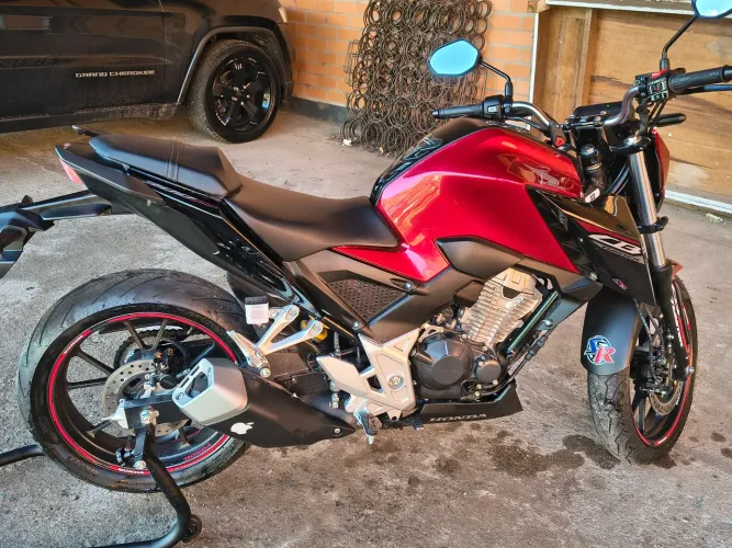 Moto impecável