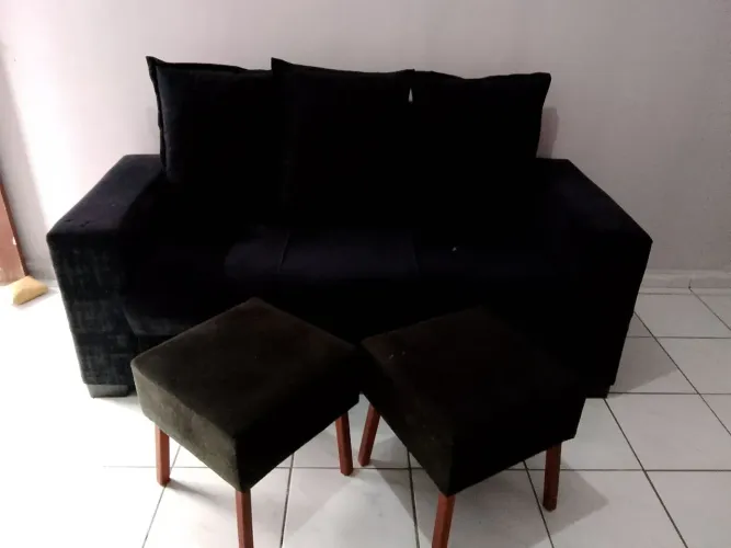 Sofá de três lugares com dois puff marca de usado